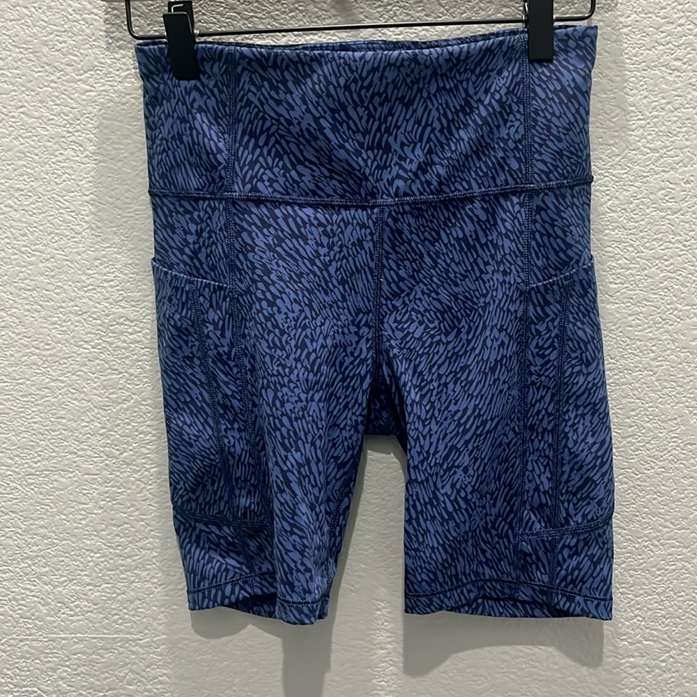 Athleta ultimate stash II textured 7” shorts size small